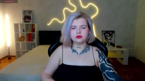 Snapshot of shadow__purr chatting on 30, 11, 2025 Lana online show from 30, 11, 2025