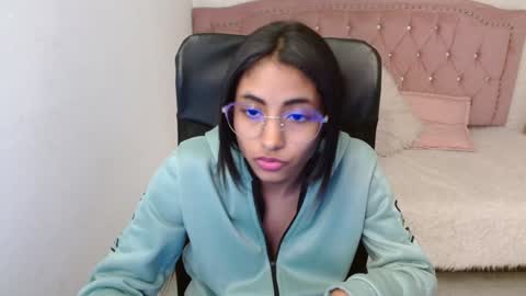 Snapshot of shaneelle chatting on 4, 2, 2025 shanelle online show from 4, 2, 2025