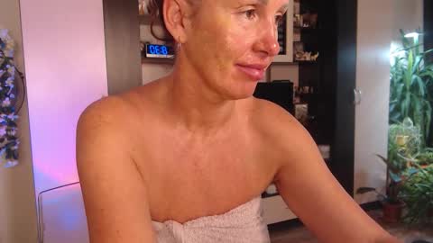 Snapshot of sheilaryan chatting on 13, 10, 2025 Sheila GMT 2 Tuesday Wednesday Friday Saturday Sunday- 8 5 online show from 13, 10, 2025