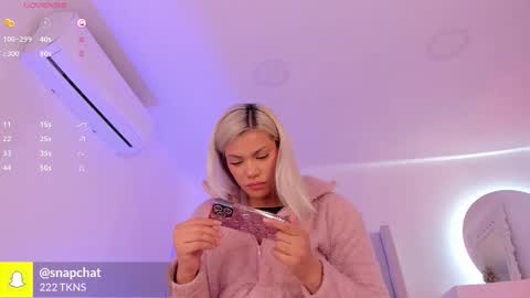 shelynna_azzul online show from 4, 10, 2025