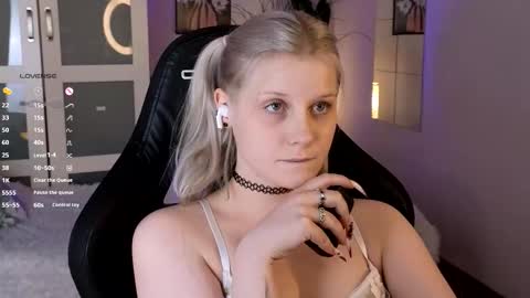 Snapshot of shinejoan chatting on 28, 11, 2025 help me reach my first 25 thumbs up online show from 28, 11, 2025