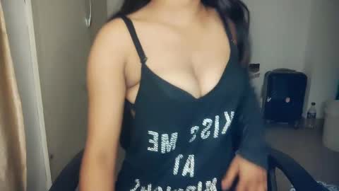 Snapshot of shreya_0 chatting on 5, 10, 2025 shreya_0 online show from 5, 10, 2025