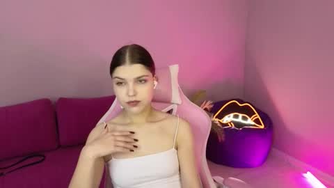 Snapshot of sierra_maddison chatting on 24, 11, 2025 Sierra online show from 24, 11, 2025