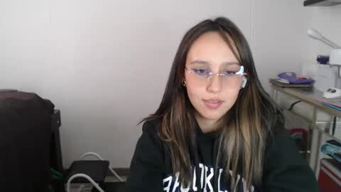 Snapshot of skarlet_adams chatting on 6, 3, 2025 Alice online show from 6, 3, 2025