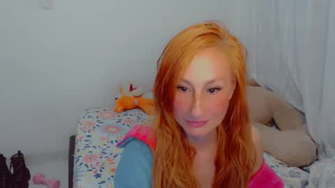 Snapshot of skarlett2072 chatting on 18, 11, 2025 Arlett online show from 18, 11, 2025