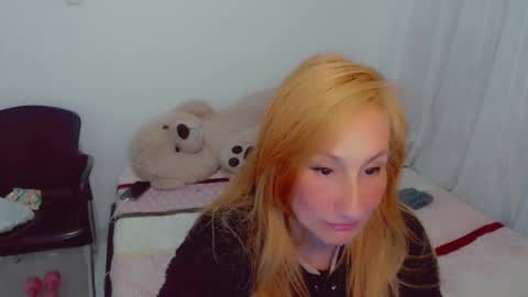 Snapshot of skarlett2072 chatting on 3, 12, 2025 Arlett online show from 3, 12, 2025