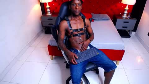 Snapshot of skylerbigxxx chatting on 17, 10, 2025 SKYLERBIGXXX online show from 17, 10, 2025