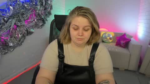 Snapshot of sladadeew chatting on 2, 2, 2025 Slada Deew online show from 2, 2, 2025