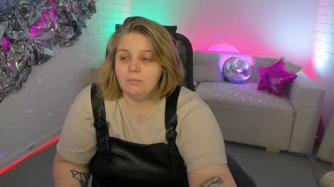 Snapshot of sladadeew chatting on 2, 2, 2025 Slada Deew online show from 2, 2, 2025