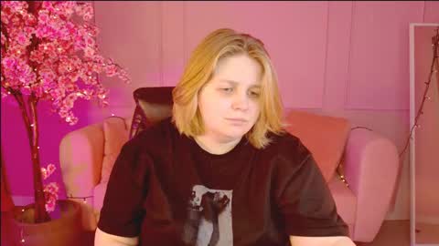 Snapshot of sladadeew chatting on 3, 2, 2025 Slada Deew online show from 3, 2, 2025