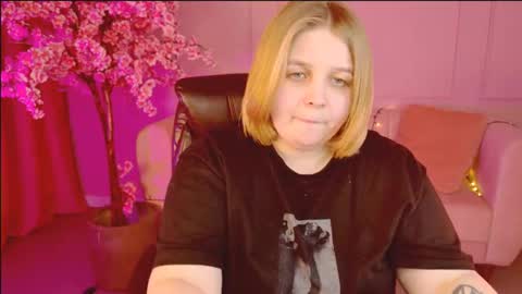 Snapshot of sladadeew chatting on 3, 2, 2025 Slada Deew online show from 3, 2, 2025