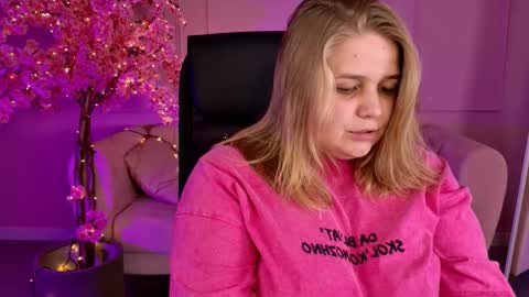 Snapshot of sladadeew chatting on 29, 9, 2025 Slada Deew online show from 29, 9, 2025