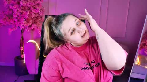 Snapshot of sladadeew chatting on 13, 11, 2025 Slada Deew online show from 13, 11, 2025