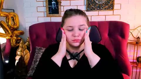 Snapshot of sladadeew chatting on 4, 12, 2025 Slada Deew online show from 4, 12, 2025