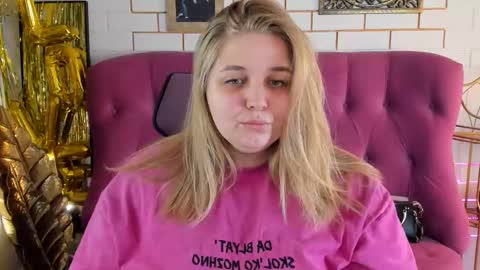 Snapshot of sladadeew chatting on 8, 3, 2026 Slada Deew online show from 8, 3, 2026