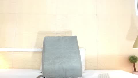 slim_chocobar18 online show from 13, 1, 2025