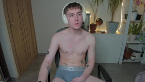 Snapshot of slippery_baby chatting on 19, 1, 2025 Mila online show from 19, 1, 2025