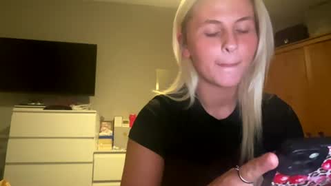 Snapshot of sluttylittlecoolgirl chatting on 1, 8, 2026 hollie online show from 1, 8, 2026