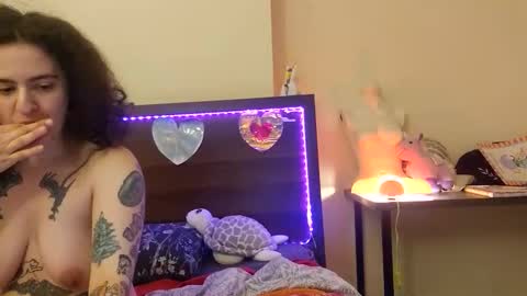 Snapshot of sluttysuzie17 chatting on 28, 5, 2026 SluttySuzie17 online show from 28, 5, 2026