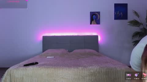 Snapshot of small_blondee chatting on 8, 1, 2025 Emily online show from 8, 1, 2025