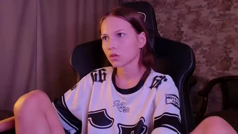 Snapshot of small_emma0 chatting on 17, 9, 2025 Emma online show from 17, 9, 2025