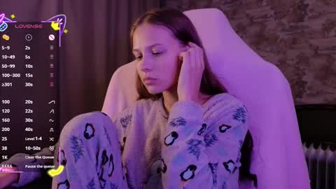 Snapshot of small_emma0 chatting on 13, 11, 2025 Emma online show from 13, 11, 2025