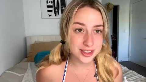 Sneaky Sadie online show from 28, 2, 2025