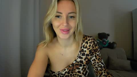 Snapshot of snezanablond chatting on 1, 2, 2025 Sneja online show from 1, 2, 2025