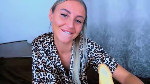 Snapshot of snezanablond chatting on 26, 11, 2025 Sneja online show from 26, 11, 2025