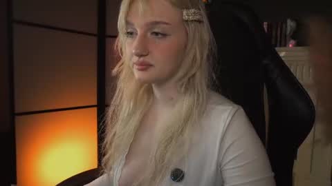 Snapshot of snowflakeskitty chatting on 19, 6, 2026 Ellie online show from 19, 6, 2026