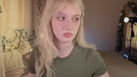 Snapshot of snowflakeskitty chatting on 24, 7, 2026 Ellie online show from 24, 7, 2026
