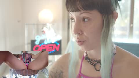 Sofi Mora online show from 28, 1, 2025