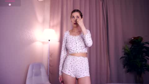 Hi My name is Sofia Welcome to my room Please thumbs up - its important online show from 29, 9, 2025