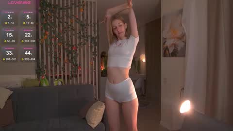 Sofia Help me overcome shynes with 100 thumbs up online show from 13, 11, 2025