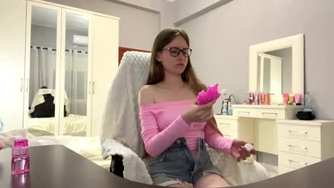 Snapshot of softlygirl chatting on 18, 5, 2026 softlygirl online show from 18, 5, 2026
