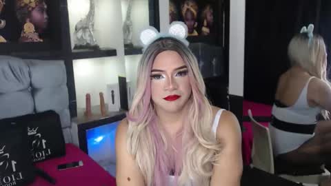 Snapshot of sophia_hott01 chatting on 18, 11, 2025 sophia_hott01 online show from 18, 11, 2025