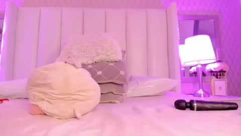 SophiaSmiths online show from 9, 2, 2025