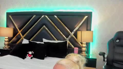 SophieWinslow online show from 17, 2, 2025