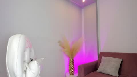 Stefany Bratz online show from 22, 4, 2026