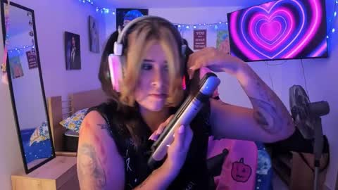 Stephany  independient model  online show from 10, 1, 2025