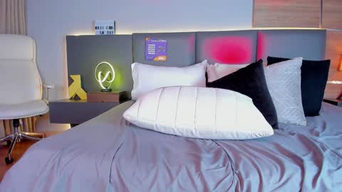 Stone Lee  online show from 4, 2, 2025