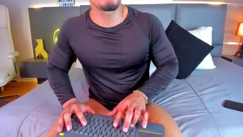 Stone Lee  online show from 13, 2, 2025