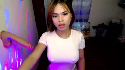 strawberry_kisses143 online show from 28, 7, 2026