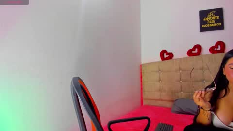 Snapshot of summer_girls01 chatting on 8, 11, 2025 summer_girls01 online show from 8, 11, 2025