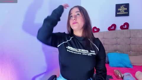 Snapshot of summer_girls01 chatting on 21, 11, 2025 summer_girls01 online show from 21, 11, 2025