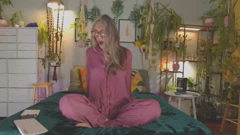 Hi Im Sunnie - Next show Friday August 1 online show from 6, 1, 2026