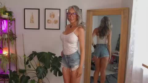 Hi Im Sunnie - Next show Friday August 1 online show from 24, 7, 2026