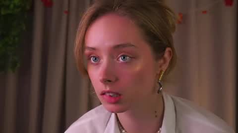 Snapshot of sunnymiu chatting on 5, 12, 2025 Helga online show from 5, 12, 2025