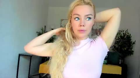 Snapshot of super_peach chatting on 28, 7, 2026 Jenn online show from 28, 7, 2026