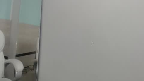 sussy leon online show from 5, 2, 2025